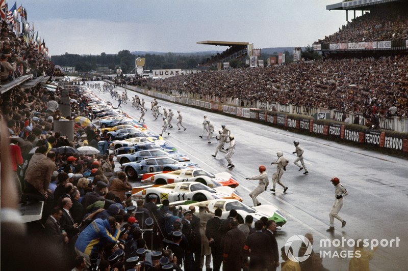 Rolf Stommelen raggiunge la sua Porsche 908 alla partenza tradizionale, alle 24 ore di Le Mans del 1968