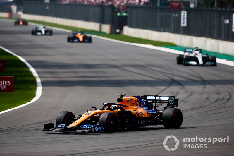 Carlos Sainz Jr., McLaren MCL34, precede Lewis Hamilton, Mercedes AMG F1 W10