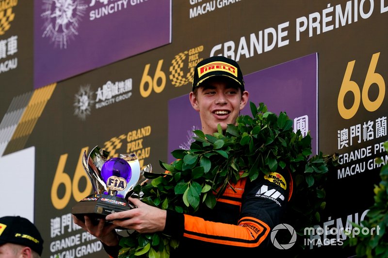 3. Richard Verschoor pakte een sensationele zege in de Macau Grand Prix. Hoeveel Nederlanders gingen hem voor?