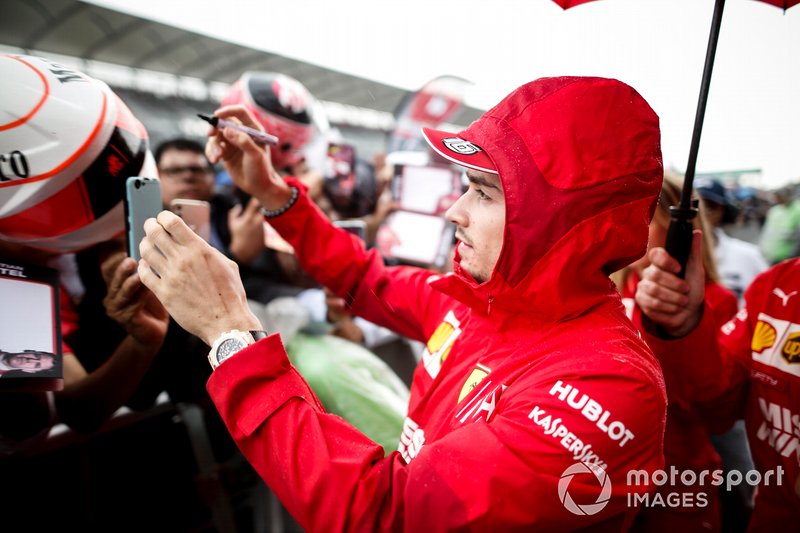 Charles Leclerc, Ferrari firma un autografo ad un fan