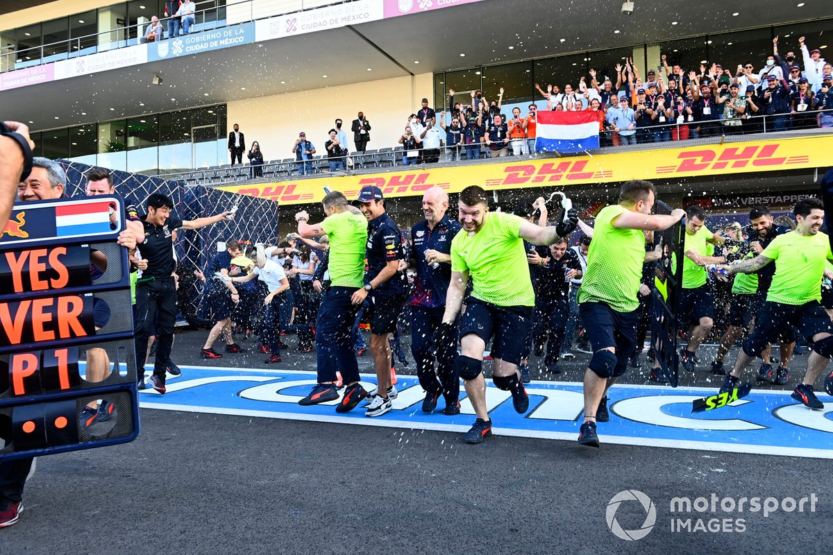 Max Verstappen, Red Bull Racing, 1ª posición, Sergio Pérez, Red Bull Racing, 3ª posición, Adrian Newey, director técnico de Red Bull Racing, y el equipo Red Bull Racing celebran tras la carrera