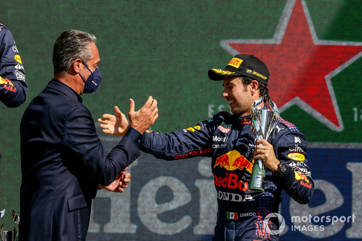 Podio: Max Verstappen, Red Bull Racing, Carlos Slim Domit entrega al tercer lugar Sergio Pérez, Red Bull Racing su trofeo