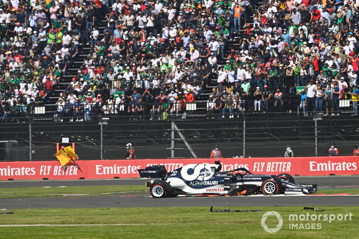 Accidente de Yuki Tsunoda, AlphaTauri AT02, en la primera vuelta