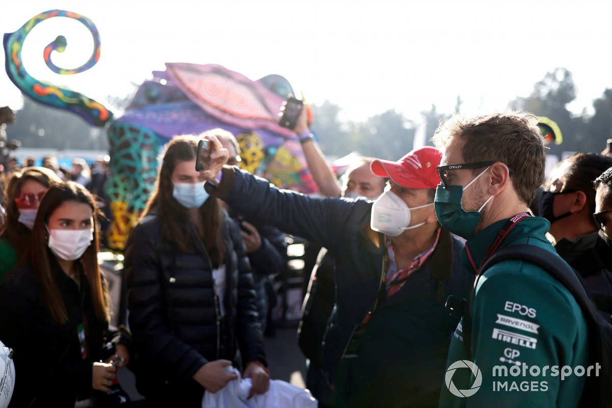 Sebastian Vettel, Aston Martin firma autógrafos para los fans