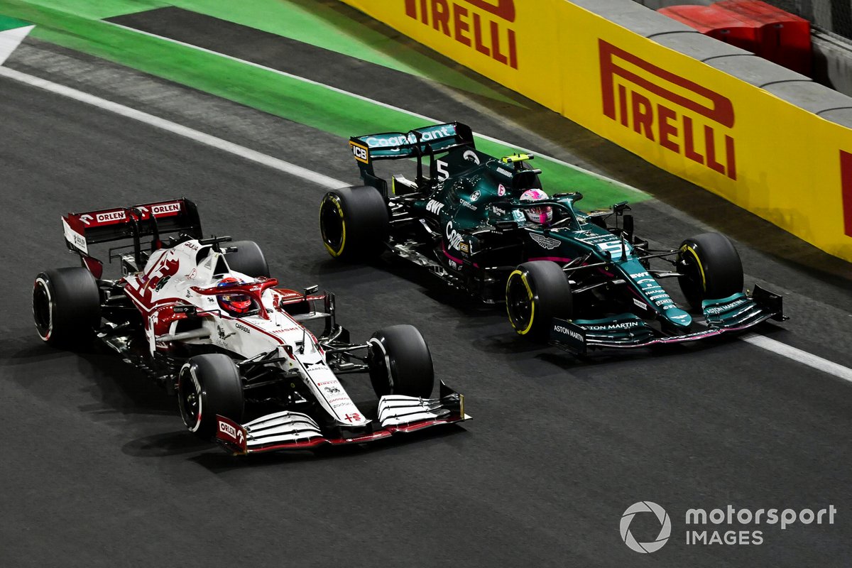 Kimi Raikkonen, Alfa Romeo Racing C41, combatte con Sebastian Vettel, Aston Martin AMR21