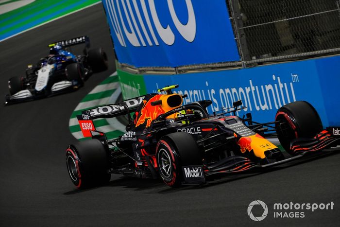 Sergio Pérez, Red Bull Racing RB16B, Nicholas Latifi, Williams FW43B