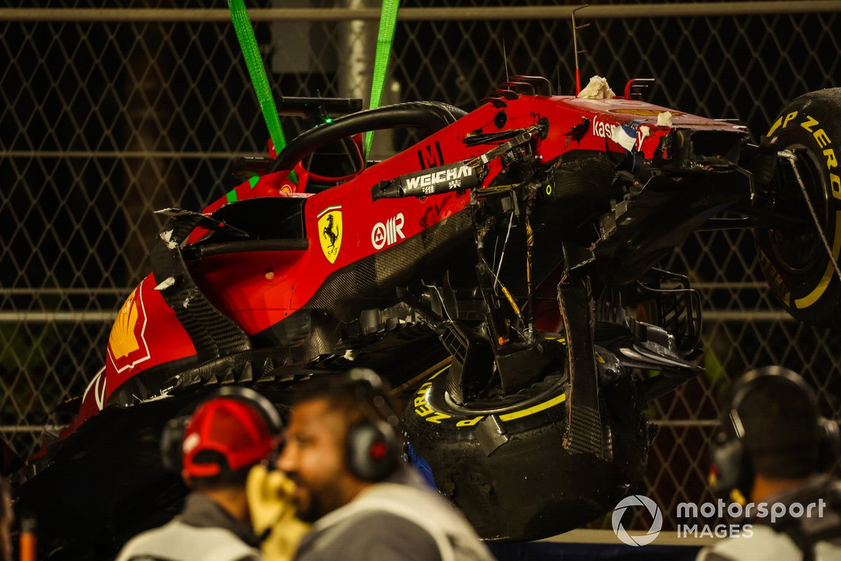 Los oficiales de pista retiran el coche de Charles Leclerc, Ferrari SF21, del circuito