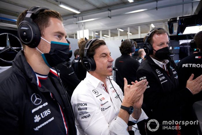 Stoffel Vandoorne, piloto reserva de Mercedes-AMG F1, y Toto Wolff, director del equipo y consejero delegado de Mercedes AMG, en el garaje