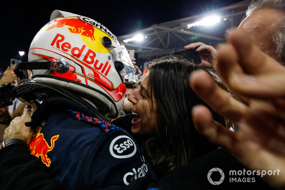2021 campione piloti Max Verstappen, Red Bull Racing, 1 ° posizione, festeggia in Parc Ferme con la sua squadra e la fidanzata Kelly Piquet