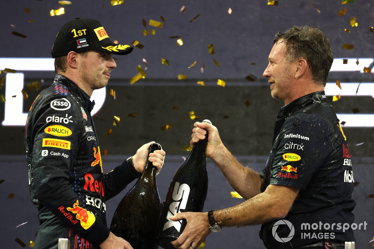 Max Verstappen, Red Bull Racing, 1a posizione, Christian Horner, Team Principal, Red Bull Racing, festeggiare sul podio con acqua di rose