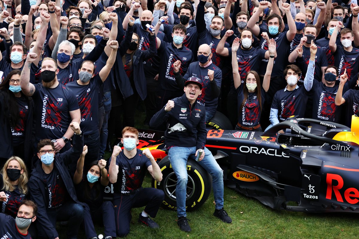 Max Verstappen, Red Bull Racing, celebra el título con el equipo