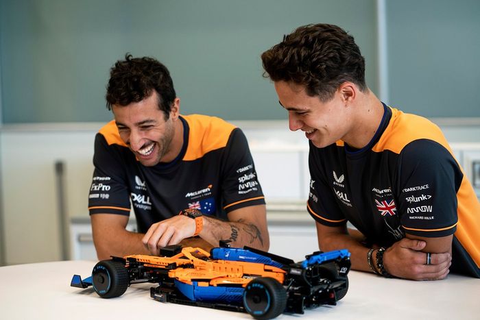 Daniel Ricciardo, Lando Norris con el LEGO® Technic™ McLaren Formula 1