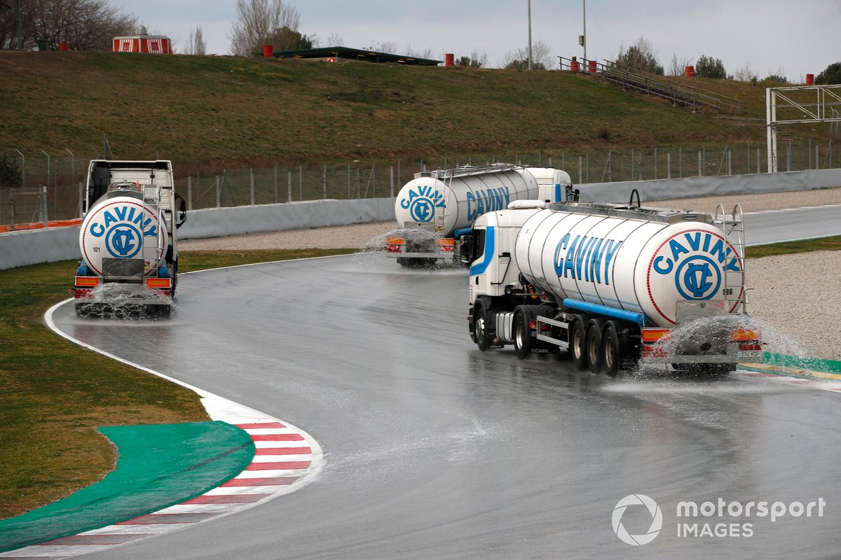 Des camions de stockage d'eau mouillent la piste pour la session de test des pneus pluies