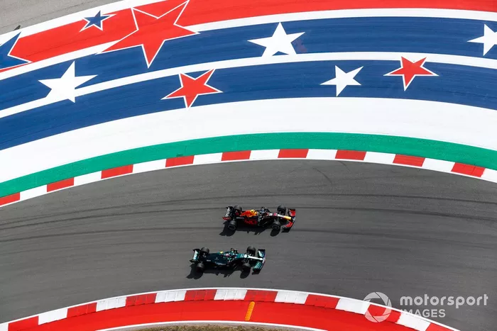 Sergio Pérez, Red Bull Racing RB16B, Sebastian Vettel, Aston Martin AMR21