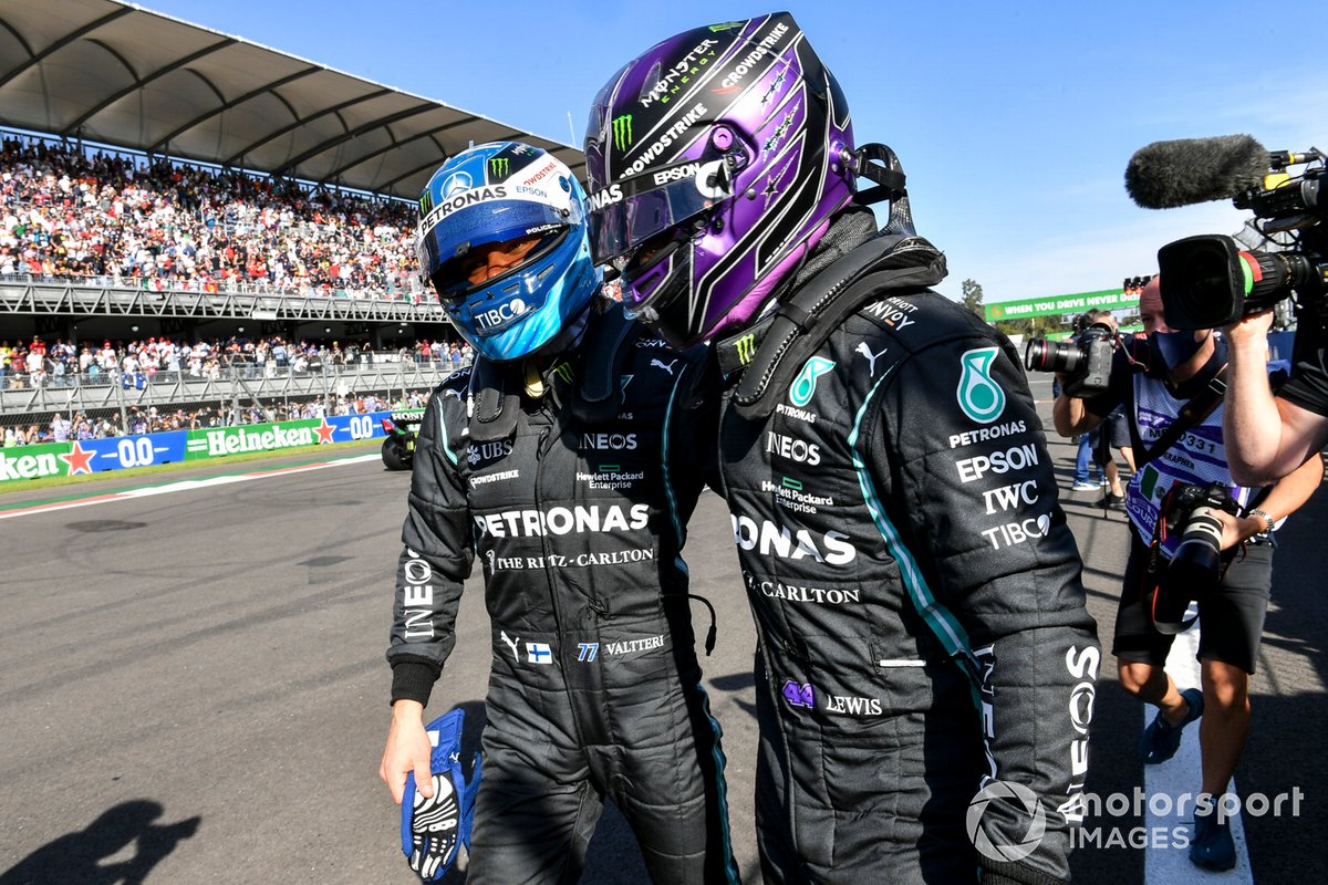Ganador de la pole, Valtteri Bottas, de Mercedes, y Lewis Hamilton, de Mercedes, en el Parc Ferme tras la clasificación