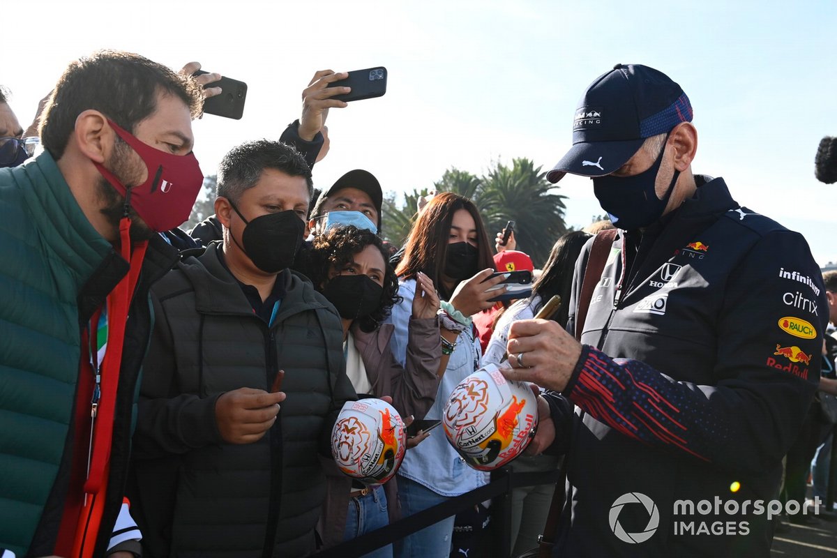 Adrian Newey, Director Técnico de Red Bull Racing, llega a la pista