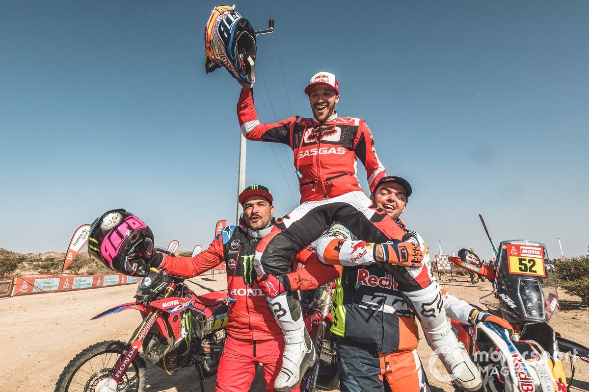 Sam Sunderland celebra la victoria en el Dakar 2022