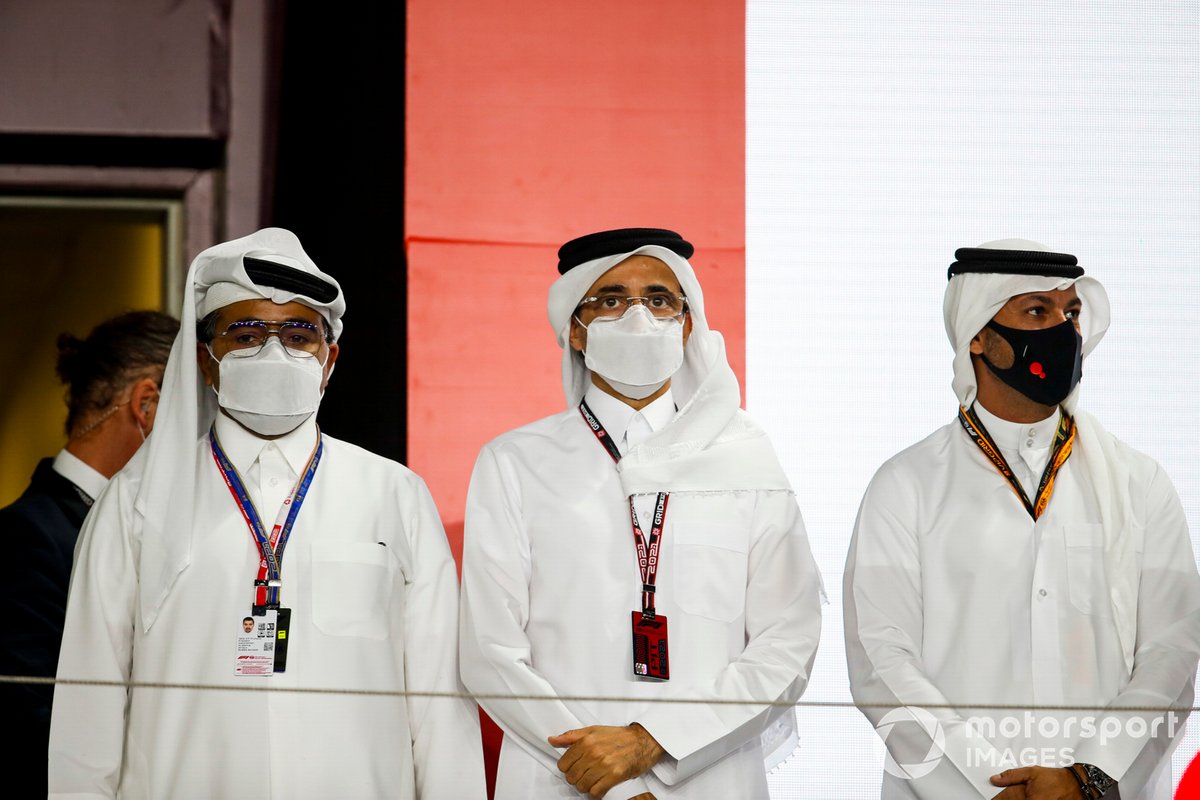 Mr Aziz Aluthman Fakhroo, HE Sheikh Khalid Bin Abduaziz Al- Thani, HE Salah Bin Ghanim Al - Ali, y Mr. Abdulrahman Bin Abdullatif Al - Mannai, en el podio de Qatar