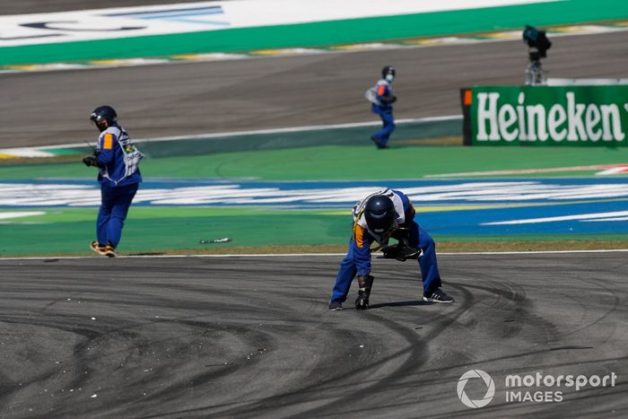 Los comisarios retiran los restos del circuito