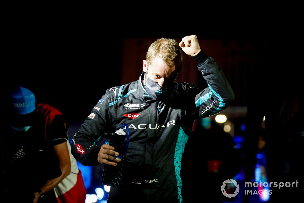El ganador Sam Bird, Panasonic Jaguar Racing celebra su victoria