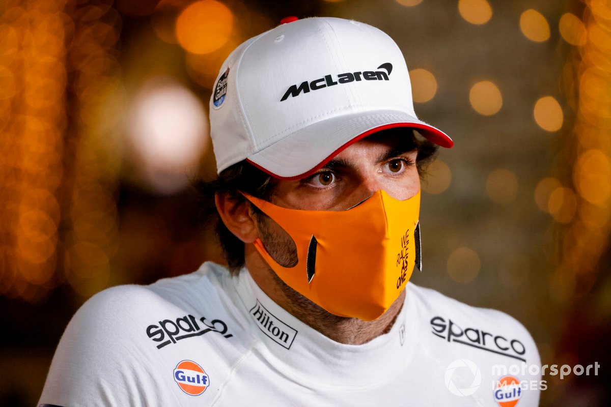 Lando Norris, McLaren, habla con los medios