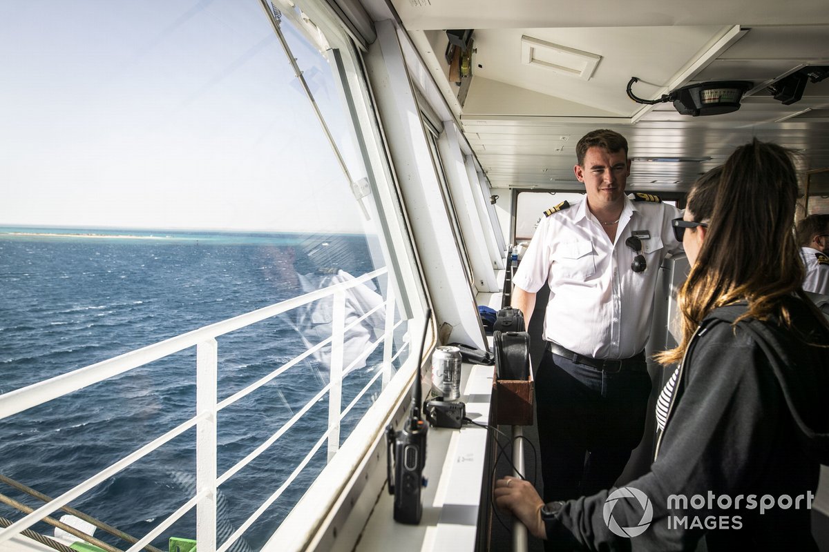 Staff y Sara Price, Segi TV Chip Ganassi Racing, en el puente de mando del St Helena