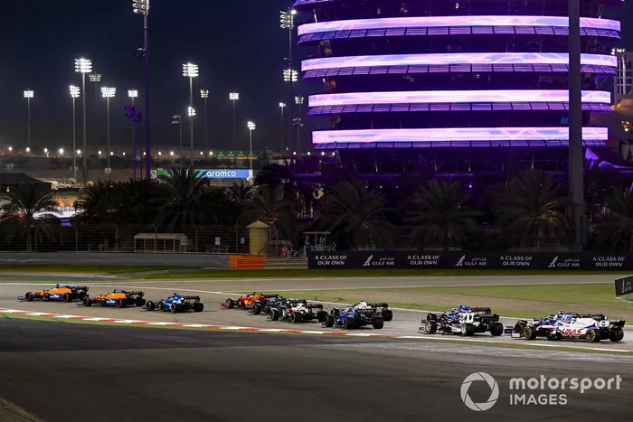Daniel Ricciardo, McLaren MCL35M, Lando Norris, McLaren MCL35M, Fernando Alonso, Alpine A521, Carlos Sainz Jr., Ferrari SF21, al inicio