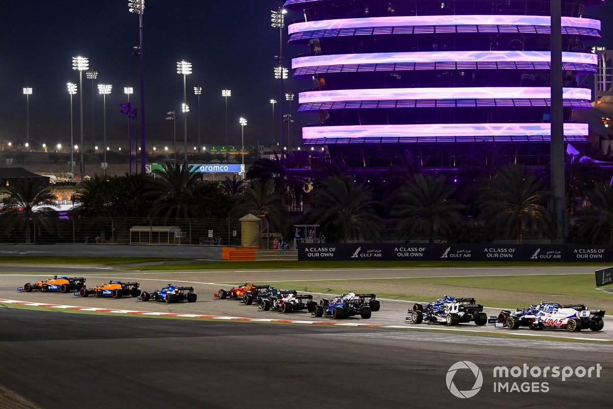 Daniel Ricciardo, McLaren MCL35M, Lando Norris, McLaren MCL35M, Fernando Alonso, Alpine A521, Carlos Sainz Jr., Ferrari SF21, al inicio