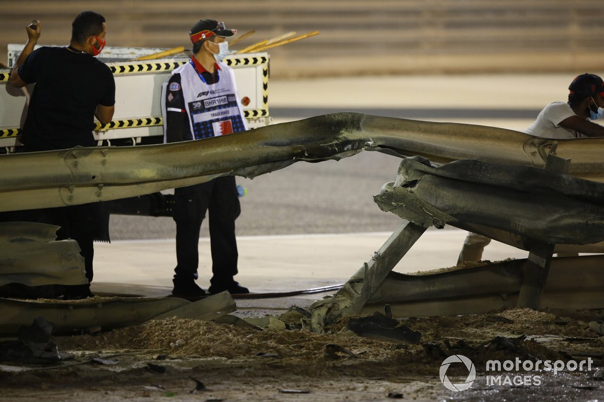 Los oficiales retiran los restos después del choque de Romain Grosjean, Haas VF-20, en la primera vuelta