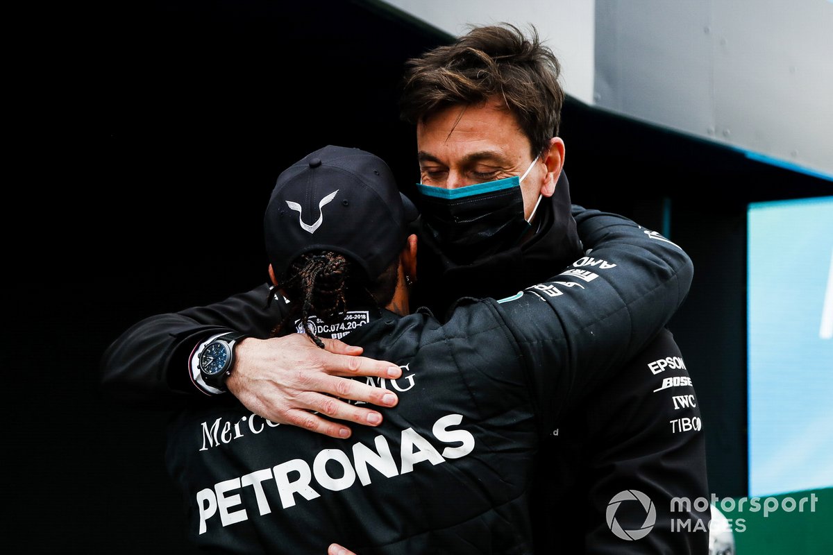 Toto Wolff, Director de Mercedes AMG felicita a Lewis Hamilton, Mercedes-AMG F1 en Parc Ferme después de conseguir su 7º título de campeón del mundo de pilotos