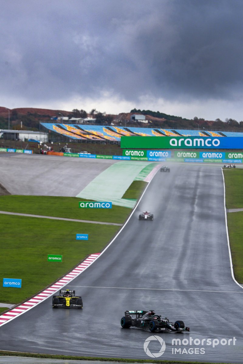 Lewis Hamilton, Mercedes F1 W11, Esteban Ocon, Renault F1 Team R.S.20, en la vuelta de formación