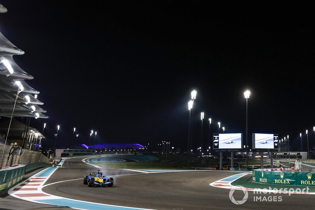 Fernando Alonso pilota el Renault R25, el coche con el que ganó el mundial 2005 de F1, en Abu Dhabi