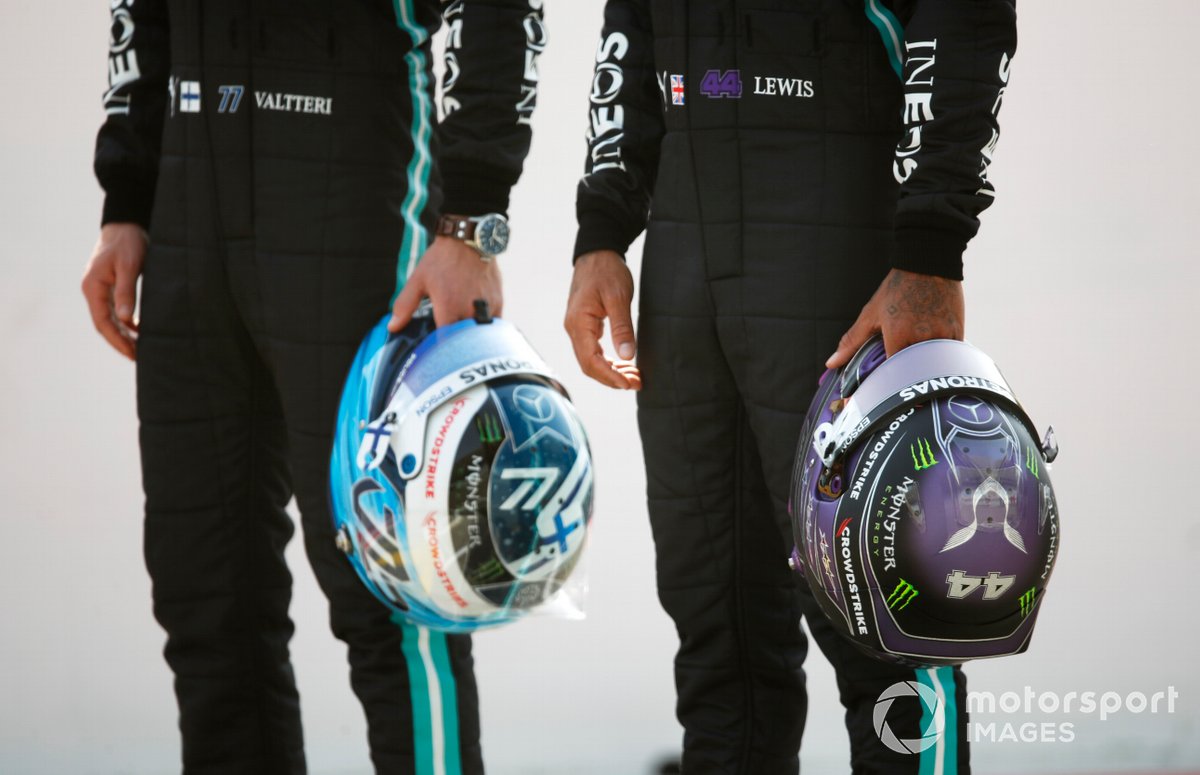 Los cascos de Valtteri Bottas, Mercedes W12 y Lewis Hamilton, Mercedes W12