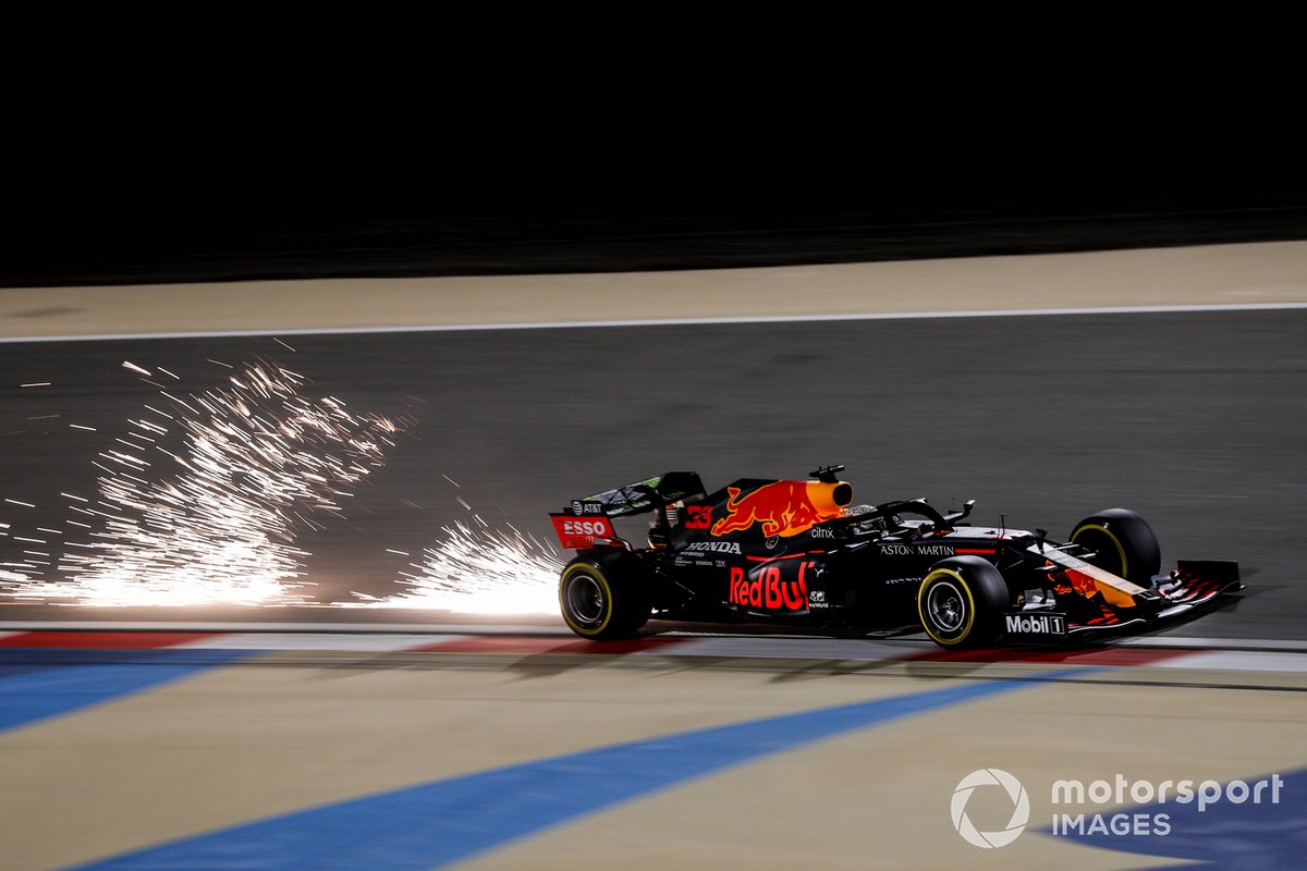 Scintille generate dall'auto di Max Verstappen, Red Bull Racing RB16