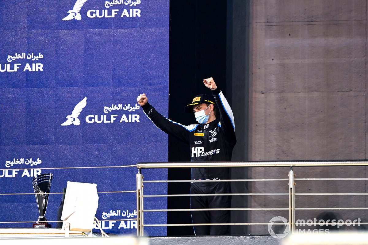 Podio: ganador Oscar Piastri, Prema Racing