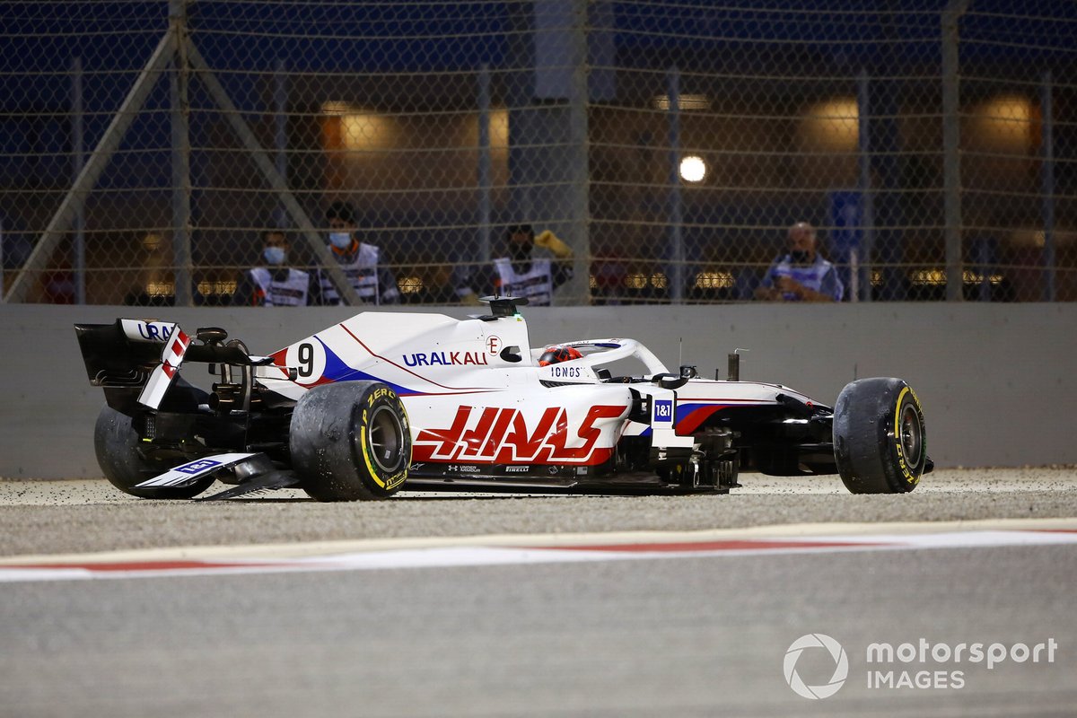 Nikita Mazepin, Haas VF-21, choca en la primera vuelta