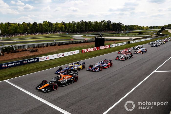 Salida: Patricio O'Ward, Arrow McLaren SP Chevrolet, Alexander Rossi, Andretti Autosport Honda, Alex Palou, Chip Ganassi Racing Honda, Will Power, Team Penske Chevrolet