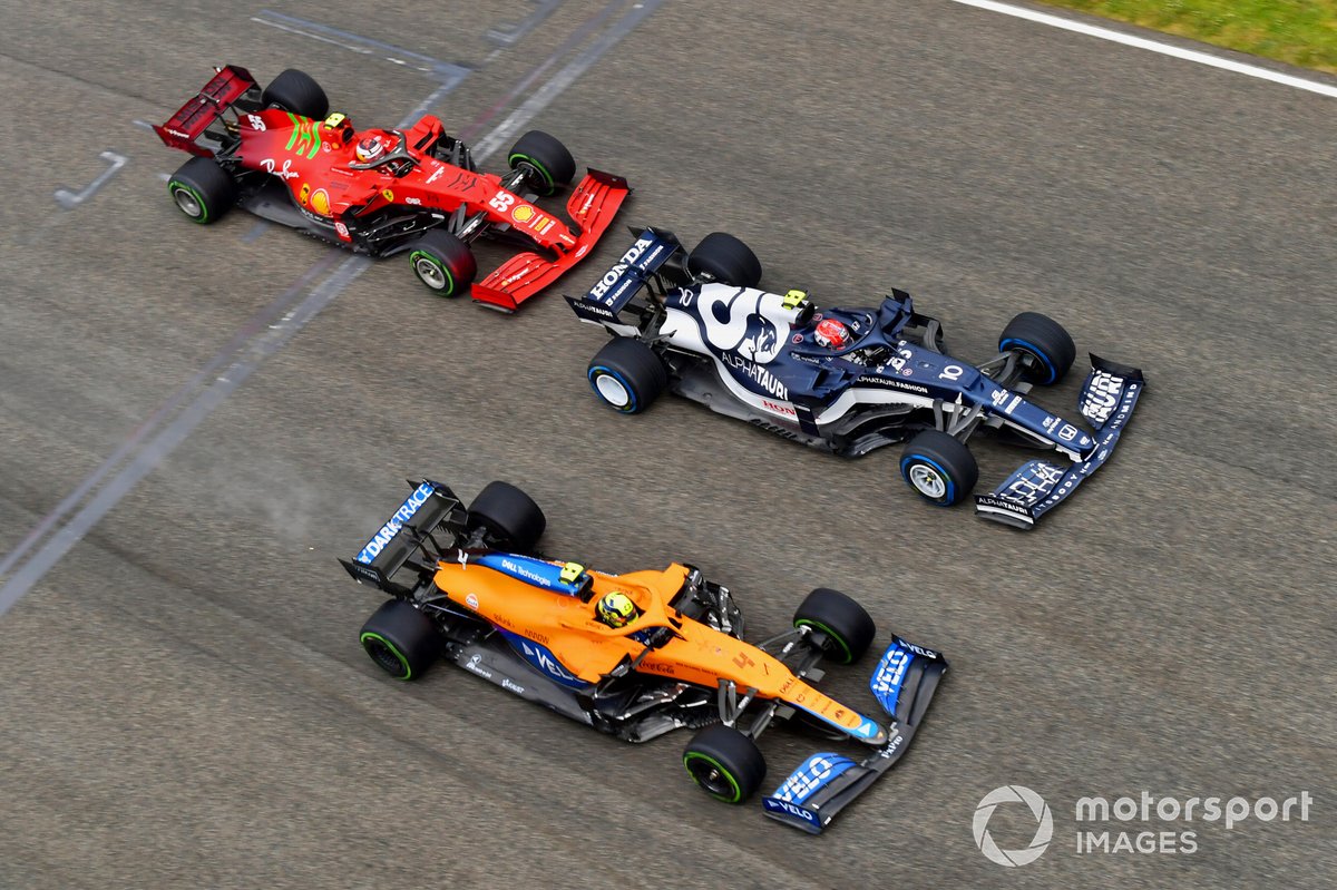 Salida Pierre Gasly, AlphaTauri AT02, Lando Norris, McLaren MCL35M, Carlos Sainz Jr., Ferrari SF21