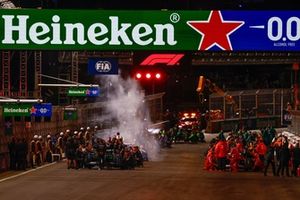 Mecánicos en la parrilla antes de la salida