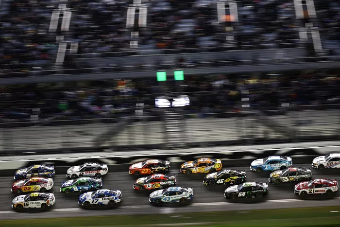 AJ Allmendinger, Kaulig Racing Chevrolet, Joey Logano, Team Penske Ford, Chase Elliott, Hendrick Motorsports Chevrolet