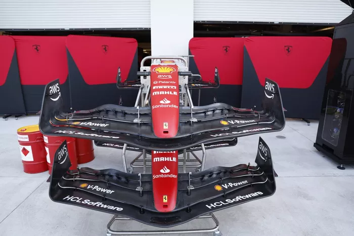 Alerones delanteros de la Scuderia Ferrari fuera del garaje