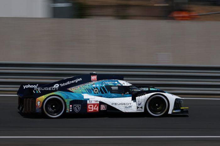 #94 Peugeot Totalenergies Peugeot 9X8 de Loic Duval, Gustavo Menezes, Nico Muller