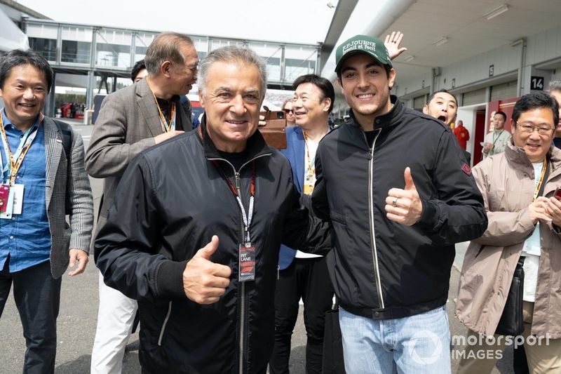 Jean Alesi en el paddock con su hijo Giuliano Alesi