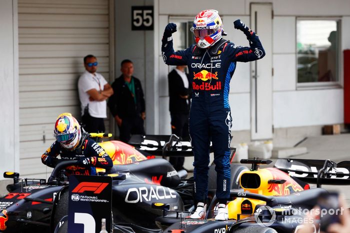 Max Verstappen, Red Bull Racing, 1ª posición, celebra en Parc Ferme 