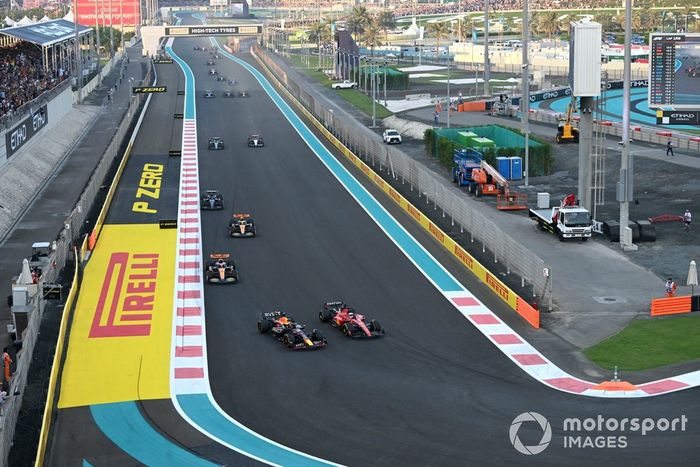 Max Verstappen, Red Bull Racing RB19 lucha con Charles Leclerc, Ferrari SF-23 