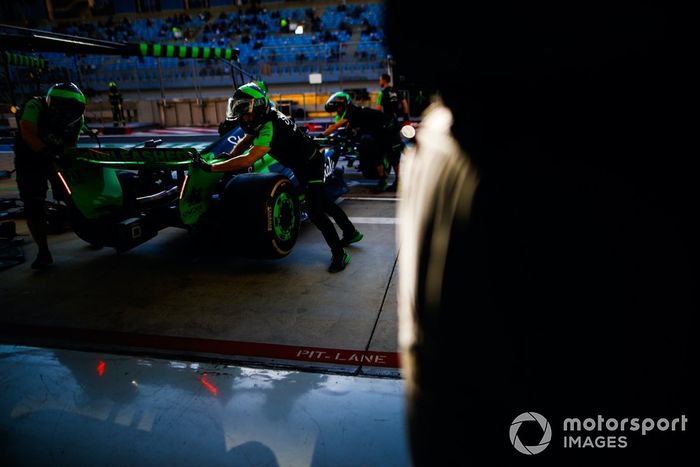 El equipo de boxes del Stake F1 Team lleva el coche de Valtteri Bottas, Stake F1 Team Kick Sauber C44 de vuelta al garaje; Gran Premio de Bahrein 2024, Campeonato del Mundo de Fórmula Uno.