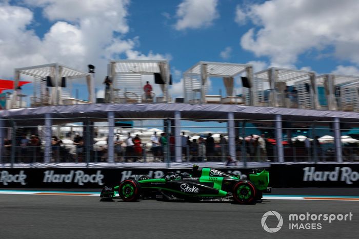 Zhou Guanyu, Stake F1 Team Kick Sauber C44