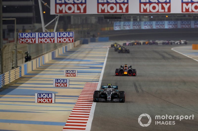 Valtteri Bottas, Mercedes AMG W10, precede Max Verstappen, Red Bull Racing RB15
