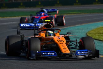 Lando Norris, McLaren MCL34, voor Daniil Kvyat, Toro Rosso STR14