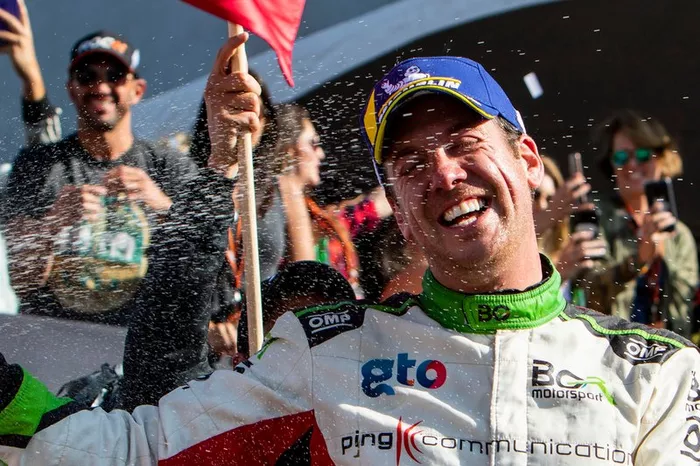 El ganador, Benito Guerra, celebra